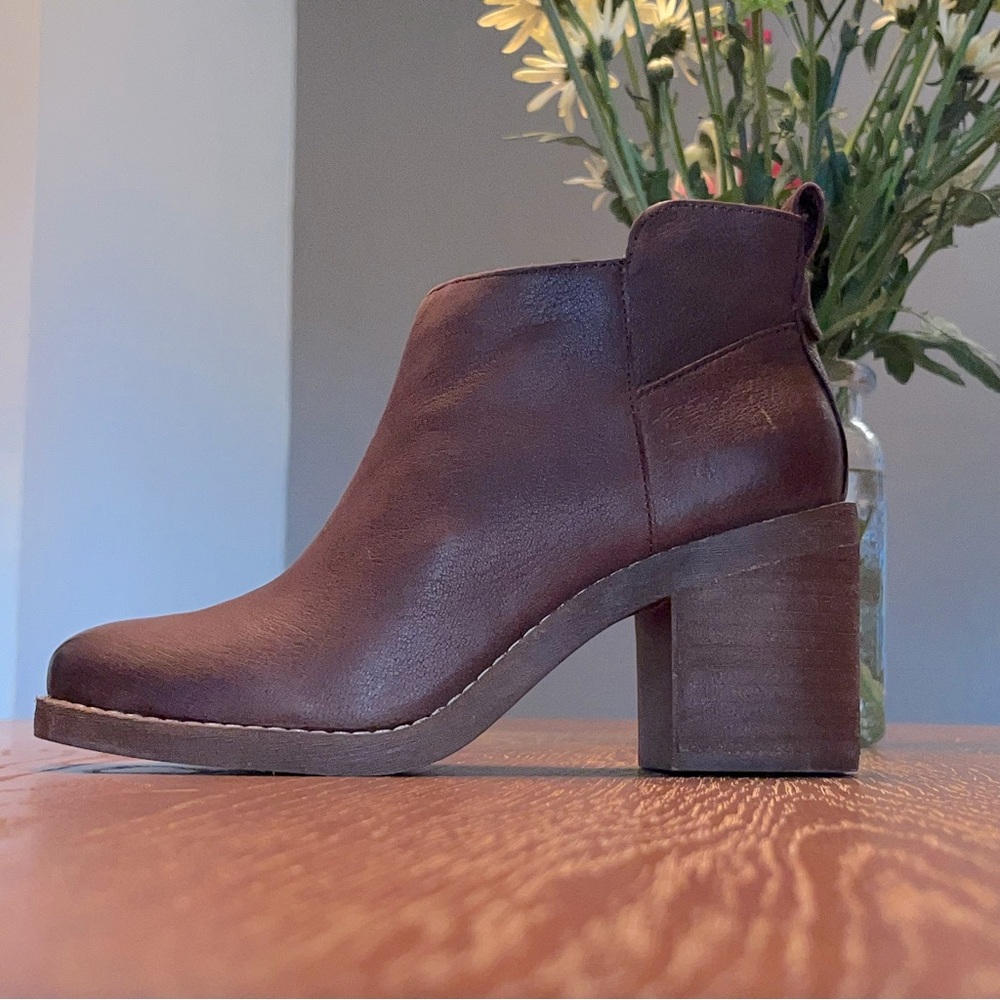 Crown Vintage Brown Bootie Size 6